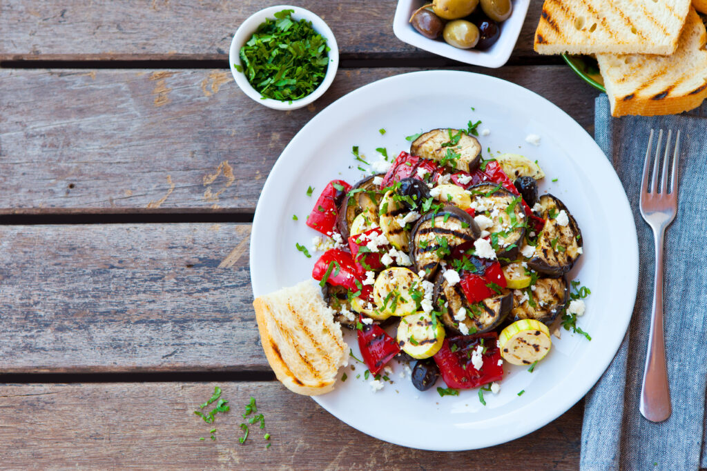 Frühlingshafter Genuss: Vegetarisches Grillgemüse mit Feta und Minzpesto